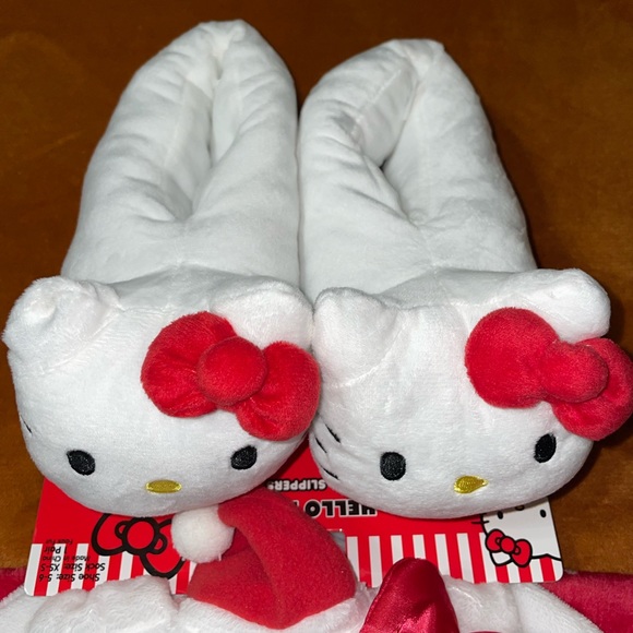 Holiday SALE 🎁 24HR DROP ⬇️ Hello Kitty Plush Slippers - Picture 3 of 5